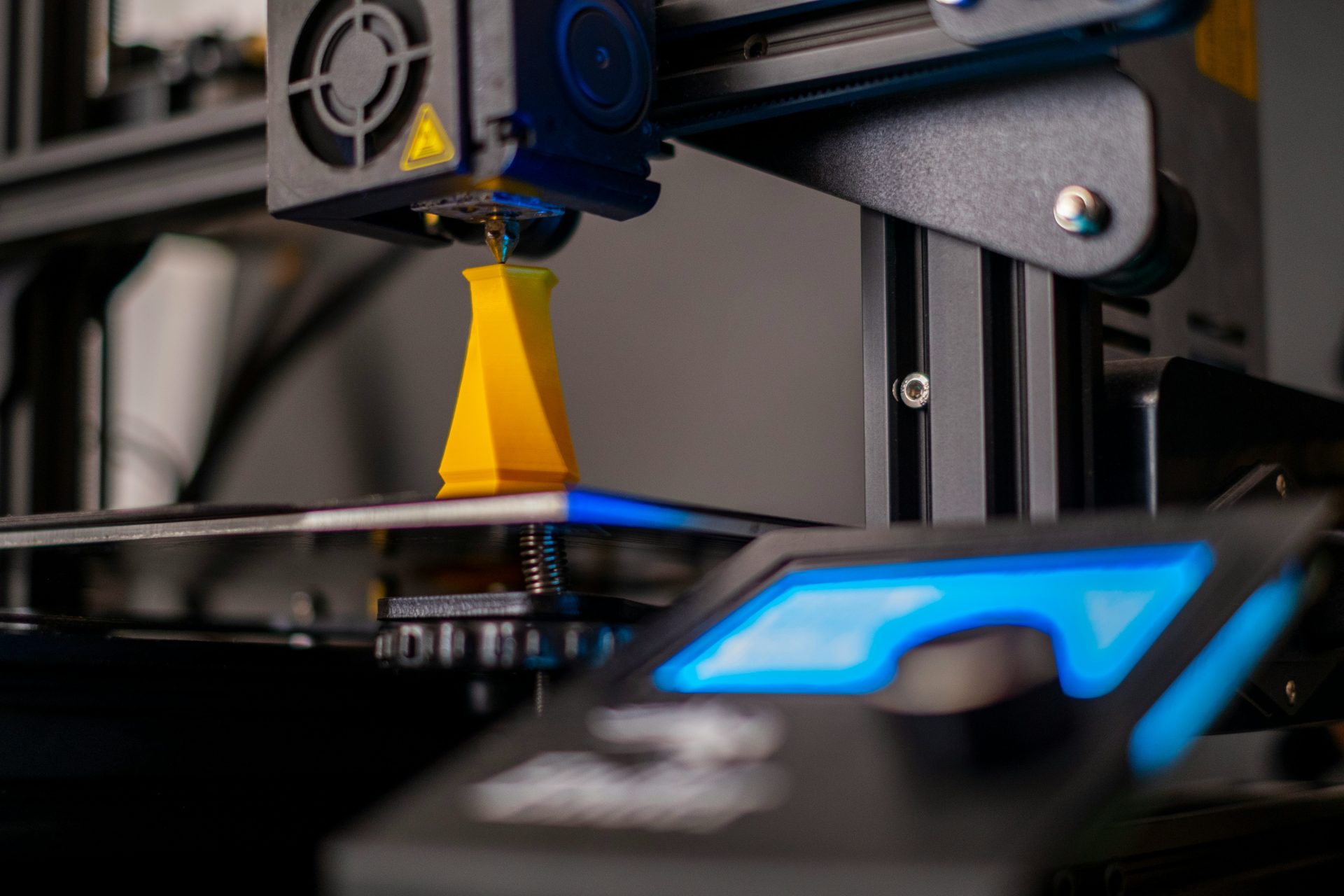 3D-Drucker mit gelbem Objekt